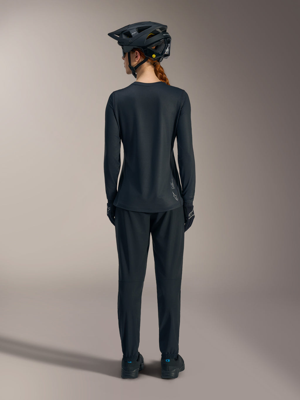 Maillot VTT à manches longues Femme Stella A-Dura Ride noir, vue arrière avec ourlet allongé et logo Alpinestars blanc.