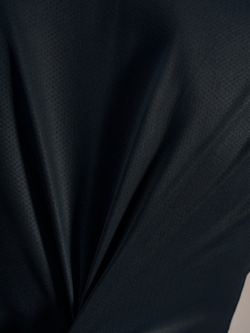 Détail du tissu jacquard noir du maillot Stella A-Dura Ride, texture respirante et extensible haute performance.