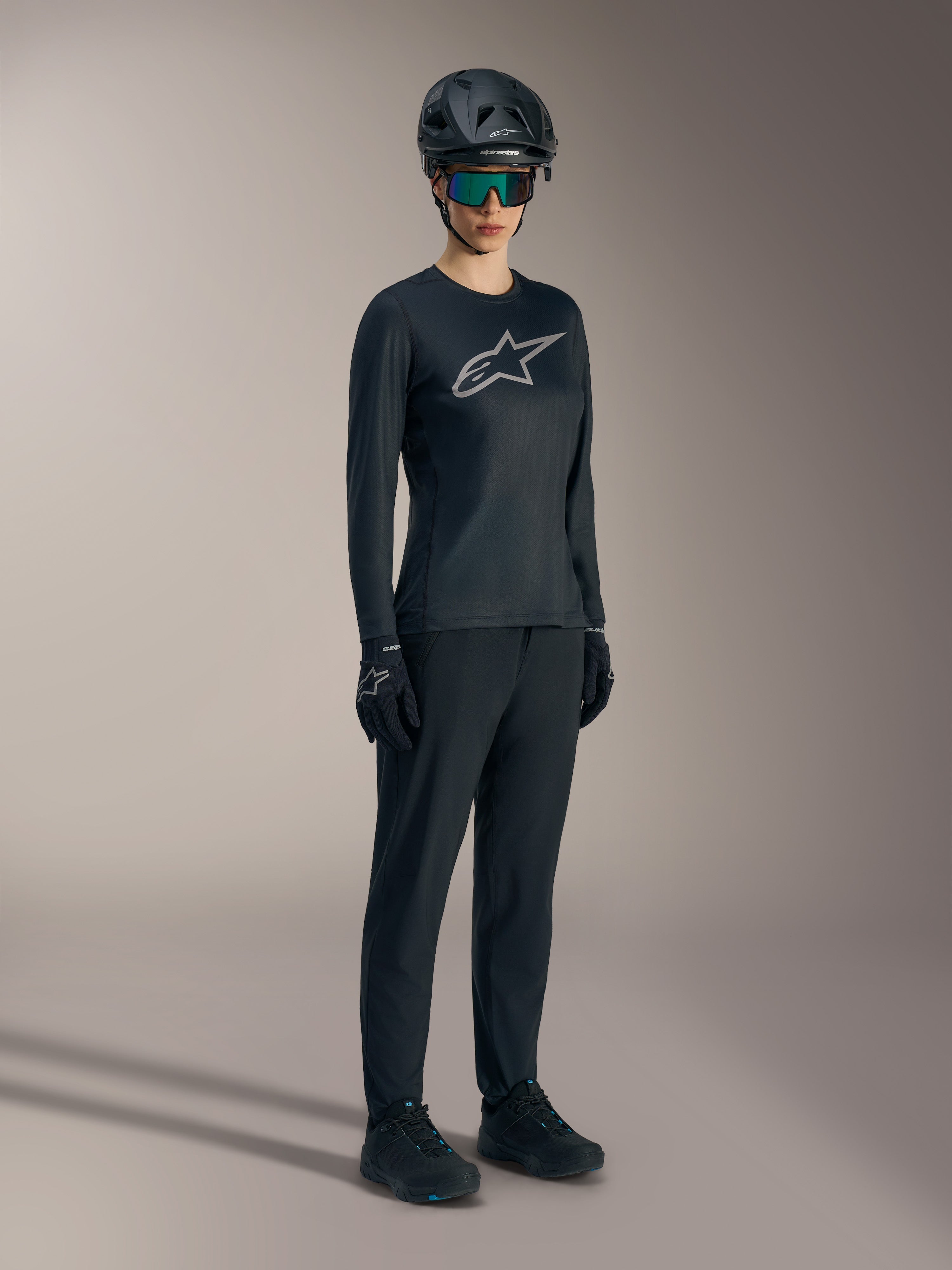 Maillot Stella A-Dura Ride noir à manches longues, haut VTT pour femme avec logo Astars argenté sur la poitrine.