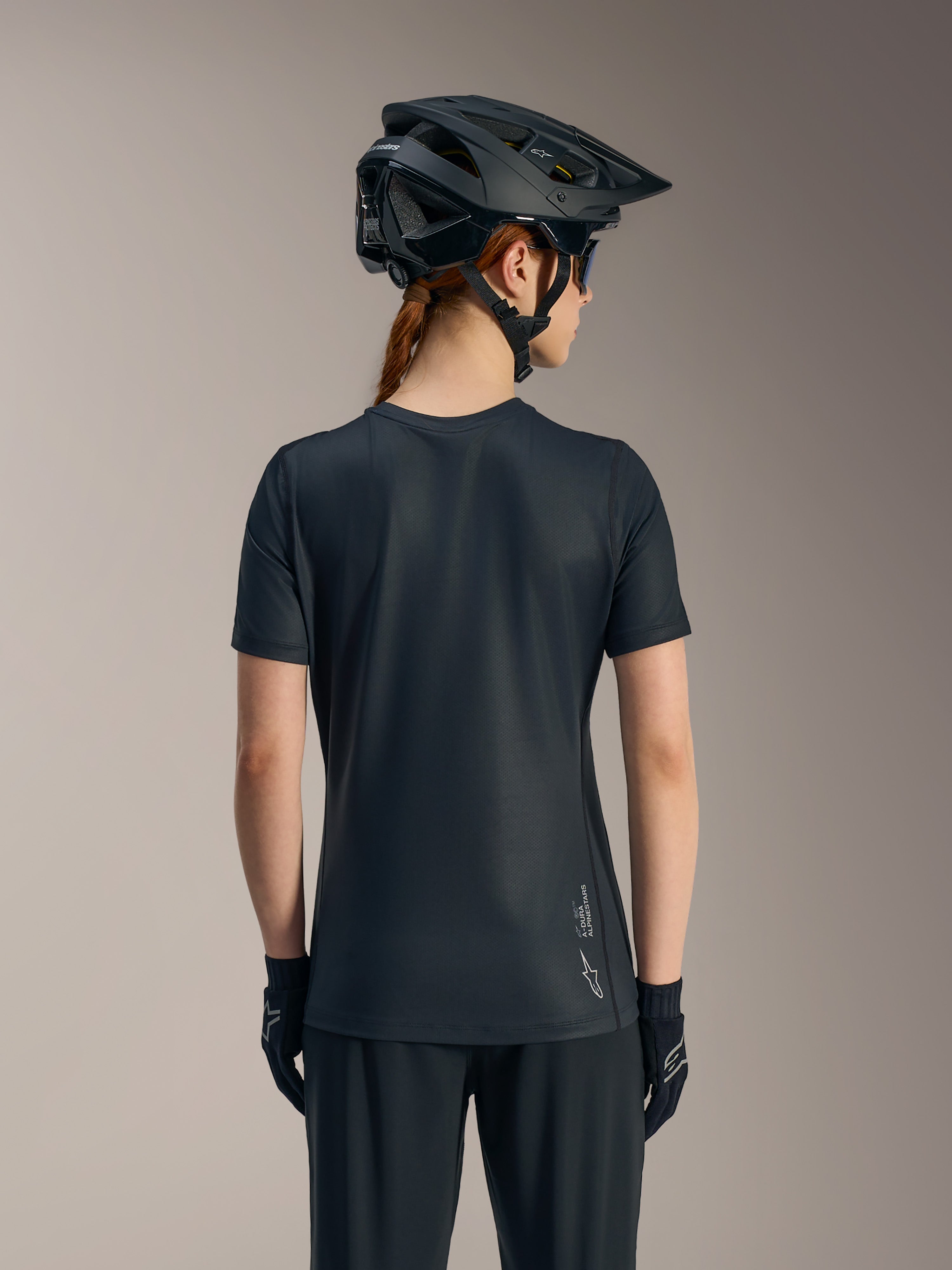Zwarte Stella A-Dura Ride damesjersey met korte mouwen, achteraanzicht met verlengde achterkant en Alpinestars-logo.