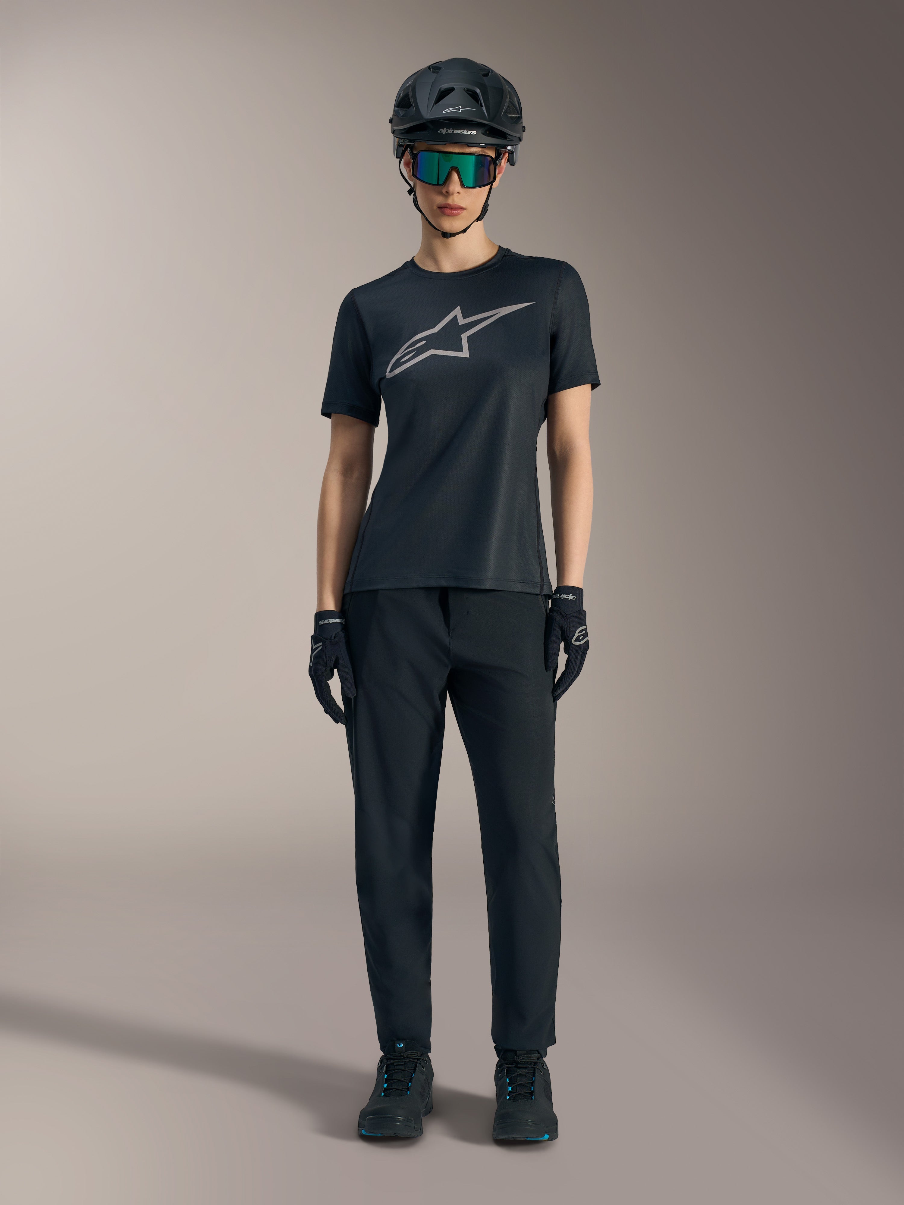 Stella A-Dura Ride jersey voor dames in zwart met zilver logo, gecombineerd met MTB-broek en helm.
