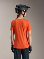 Maillot Stella A-Dura Ride orange, vue de dos du haut de VTT femme à manches courtes en tissu technique recyclé.