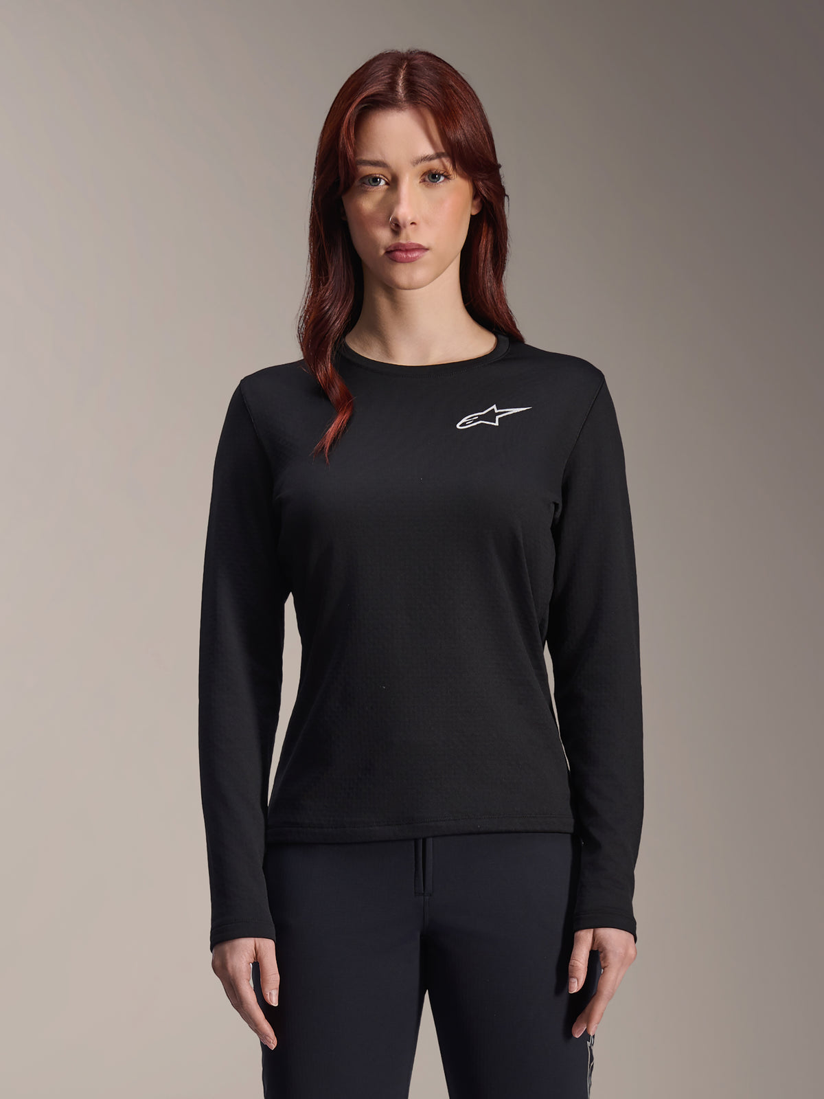 Alpinestars Stella A-Dura Thermal Jersey, maillot de VTT à manches longues pour femme, noir avec logo étoile blanc sur la poitrine, tissu isolant léger pour le cyclisme par temps froid, conçu pour la superposition et le confort sur sentier