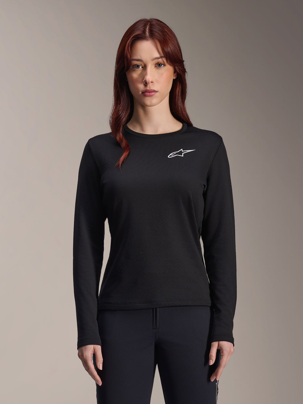 Alpinestars Stella A-Dura Thermal Jersey, MTB-fietsshirt voor dames met lange mouwen, zwart met wit sterlogo op de borst, lichtgewicht geïsoleerde stof voor fietsen in koud weer, ontworpen voor laagjes en comfort op de trail