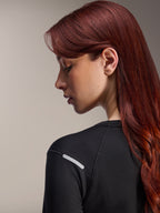Alpinestars Stella A-Dura Thermal Jersey, MTB-shirt met lange mouwen voor dames, zwart, close-up zijaanzicht met nadruk op de reflecterende zilveren strip op de schouder, technisch geïsoleerd materiaal voor mountainbiken