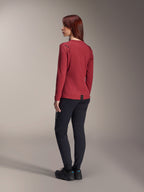 Alpinestars Stella A-Dura Thermal Jersey, maillot de VTT à manches longues pour femme, bordeaux, vue de dos mettant en avant le pan arrière allongé et la texture du tissu thermique, porté avec un pantalon de VTT noir et des chaussures noires