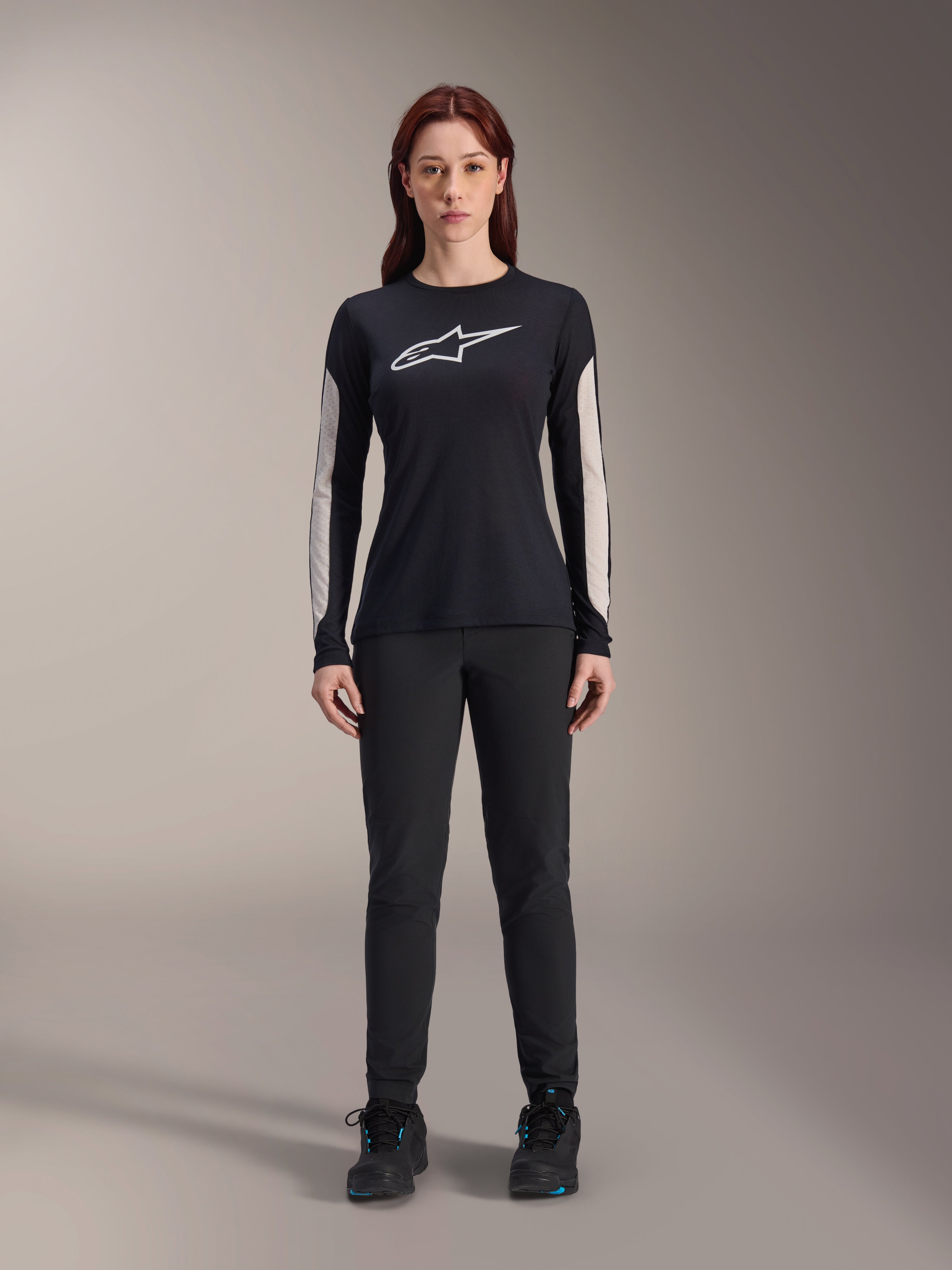 Alpinestars Stella A-Dura Hose für Damen, schwarze MTB-Hose, mit spezieller Damenpassform und optimiertem Design, kombiniert mit einem schwarzen langärmligen Trikot und schwarzen Radschuhen, strapazierfähige Ausrüstung für Offroad-Mountainbiking