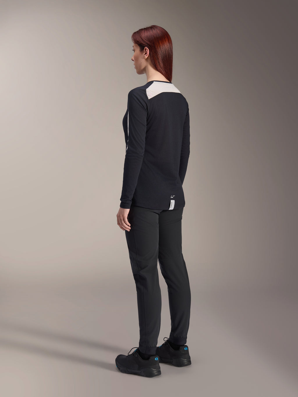Alpinestars Stella A-Dura Dri Astar Langarmtrikot für Damen, Schwarz, Rückansicht mit weißem Mesh-Einsatz am oberen Rücken und den Schultern, Performance-Mountainbike-Ausrüstung
