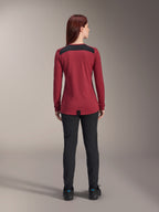 Maillot à manches longues Alpinestars Stella A-Dura Dri Astar pour femme, rouge bordeaux avec empiècements en maille noire sur les épaules, vêtement technique de VTT vu de dos avec pantalon noir, design à pan arrière allongé pour une protection optimale à vélo