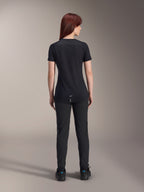 Maillot à manches courtes Alpinestars Stella A-Dura Dri Switch pour femme, noir, vue arrière sur un modèle, avec un pan arrière allongé et des panneaux en maille technique, associé à un pantalon noir, équipement de cyclisme VTT de performance