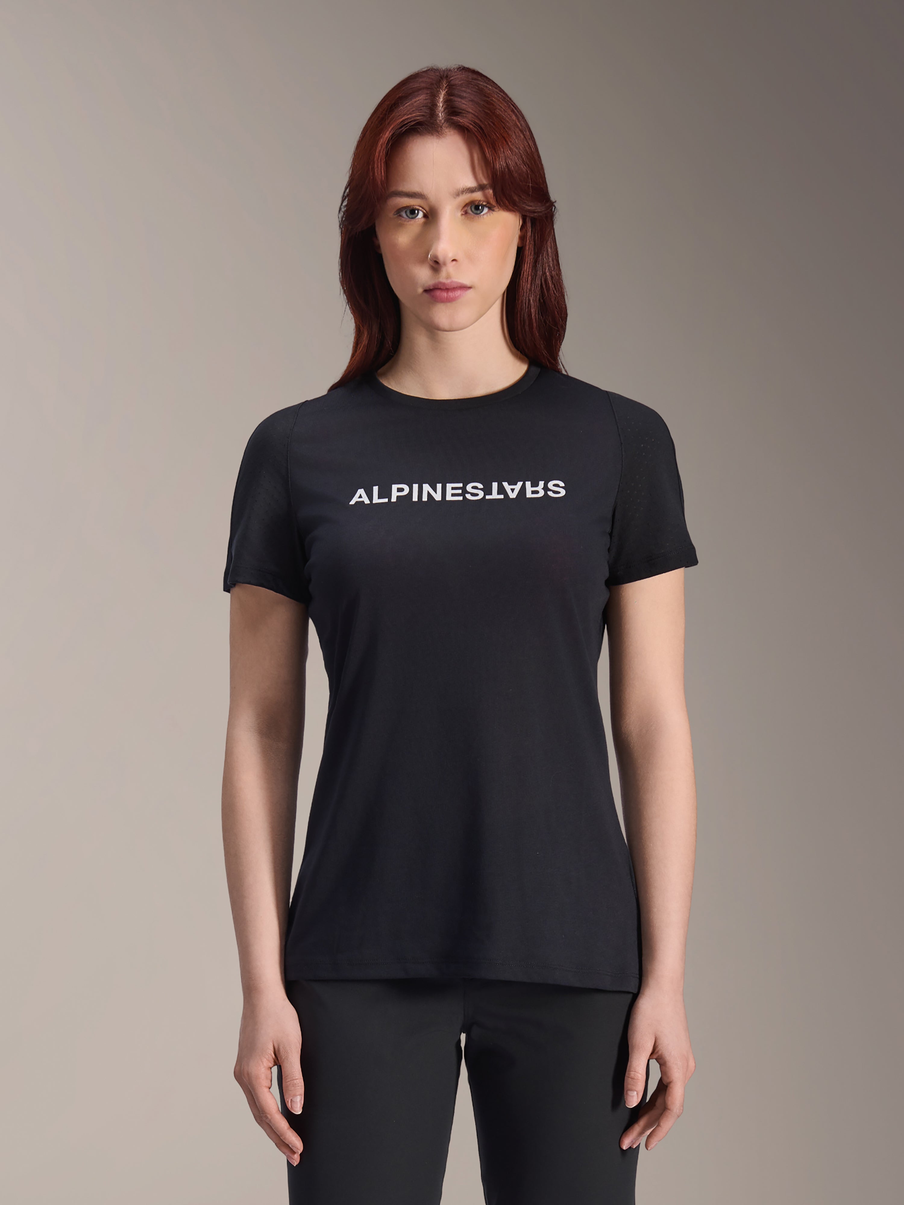 Alpinestars Stella A-Dura Dri Switch Trikot, Damen Kurzarm-MTB-Shirt, Schwarz mit weißem Alpinestars Brustlogo, lässige Performance-Passform, technisches feuchtigkeitsableitendes Material für Mountainbiking