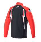Veste Softshell Honda Alpinestars, rouge et noir, vue de dos avec panneau central noir et manches rouges, arborant des graphismes contrastés blancs et rouges, logo Alpinestars sur le col et l'épaule, design softshell sportif inspiré du sport automobile