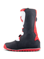 Alpinestars Tech-T Stiefel, Trial-Stiefel, Hellrot, Schwarz und Weiß, Seitenansicht zeigt ergonomische weiße Schienbeinplatte mit rotem Logo, schwarze texturierte Einsätze und rote Profilsohle für Offroad-Traktion