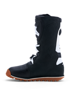 Alpinestars Tech-T laarzen, zwart-witte trialmotorlaarzen van leer met een bruine gumzool en CE-gecertificeerde bescherming.