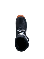 Alpinestars Tech-T laarzen, trial motorlaarzen voor heren, zwart en wit met bruine rubberen zool, bovenaanzicht van de instapopening en gespsluitingen.