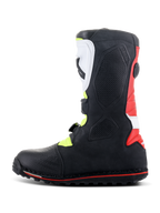 Alpinestars Tech-T Stiefel, Trial-Motorradstiefel, Weiß, Rot, Gelb Fluo und Schwarz, Seitenansicht mit ergonomischer weißer Schienbeinplatte und Schnallensystem, rotem Fersenpanel und spezieller Trial-Sohle mit roter Akzentlinie.