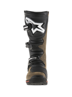 Alpinestars Tech-T Stiefel, Trial-Motorradstiefel, Braun Geölt und Schwarz, Vorderansicht mit ergonomischer Schienbeinplatte und großem weißen Logo, Drei-Schnallen-Verschlusssystem und spezieller Sohle für technisches Gelände