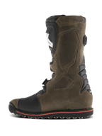 Alpinestars Tech-T Stiefel, Trial-Motorradstiefel, Braun geölt, Seitenansicht mit schwarzer ergonomischer Schienbeinplatte, strukturiertem Leder-Obermaterial, verstärktem Zehenbereich und strapazierfähiger Sohle mit roter Akzentlinie