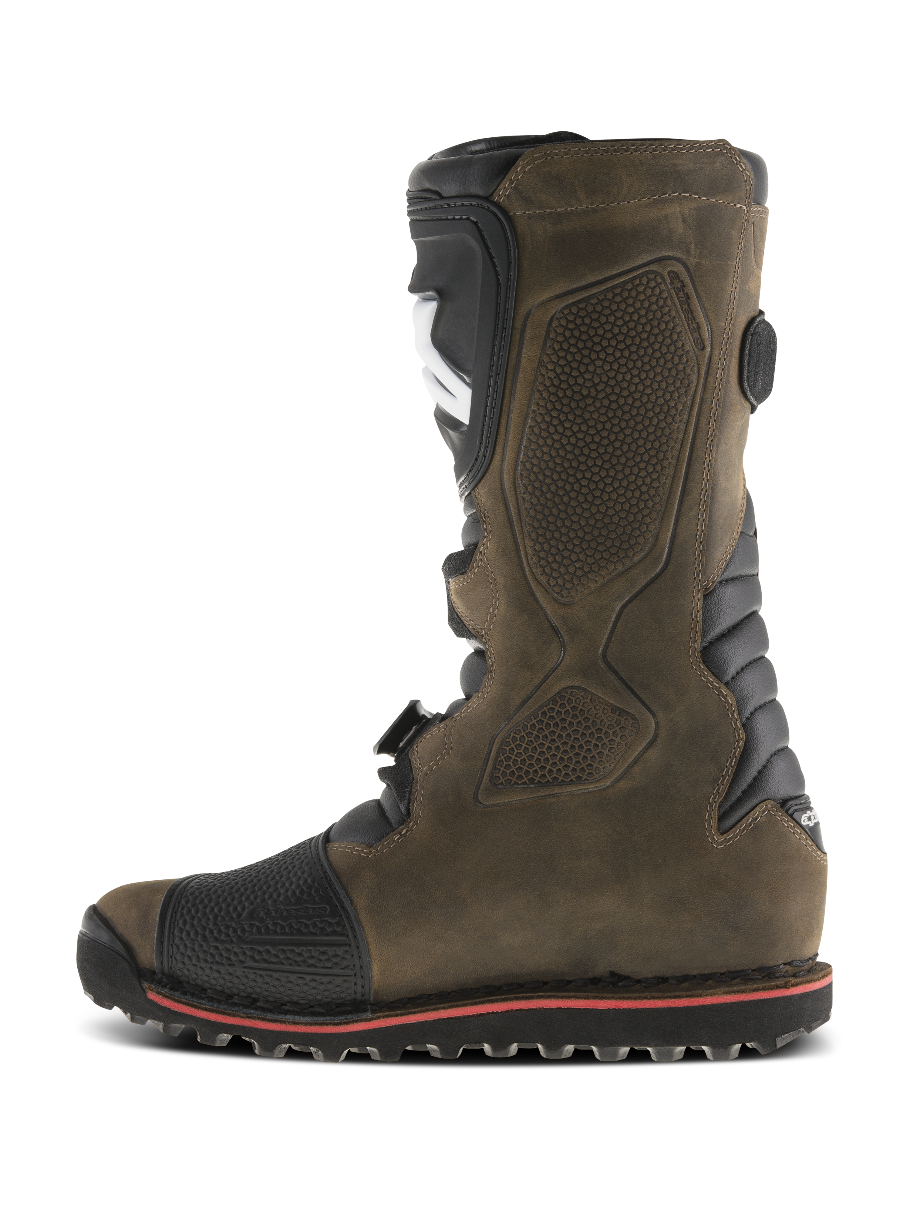 Alpinestars Tech-T Stiefel, Trial-Motorradstiefel, Braun geölt, Seitenansicht mit schwarzer ergonomischer Schienbeinplatte, strukturiertem Leder-Obermaterial, verstärktem Zehenbereich und strapazierfähiger Sohle mit roter Akzentlinie