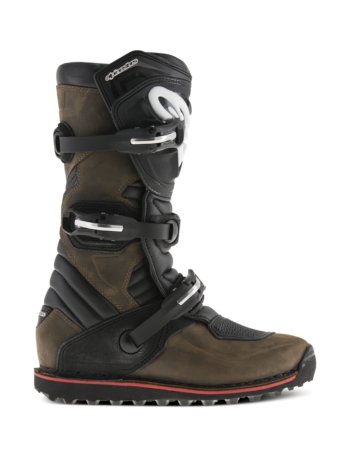 Alpinestars Tech-T laarzen, trial-motorlaarzen, bruin geolied en zwart, zijaanzicht met een sluitingssysteem met drie gespen, ergonomische scheenplaat met wit logo, robuuste zool met textuur en een rode accentstreep, ontworpen voor off-road trialrijden