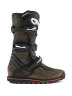 Alpinestars Tech-T Stiefel, Motorrad-Trial-Stiefel, Braun geölt und Schwarz, Seitenansicht mit Drei-Schnallen-Verschlusssystem, ergonomische Schienbeinplatte mit weißem Logo, robuste strukturierte Sohle mit rotem Akzentstreifen, entwickelt für Offroad-Trials