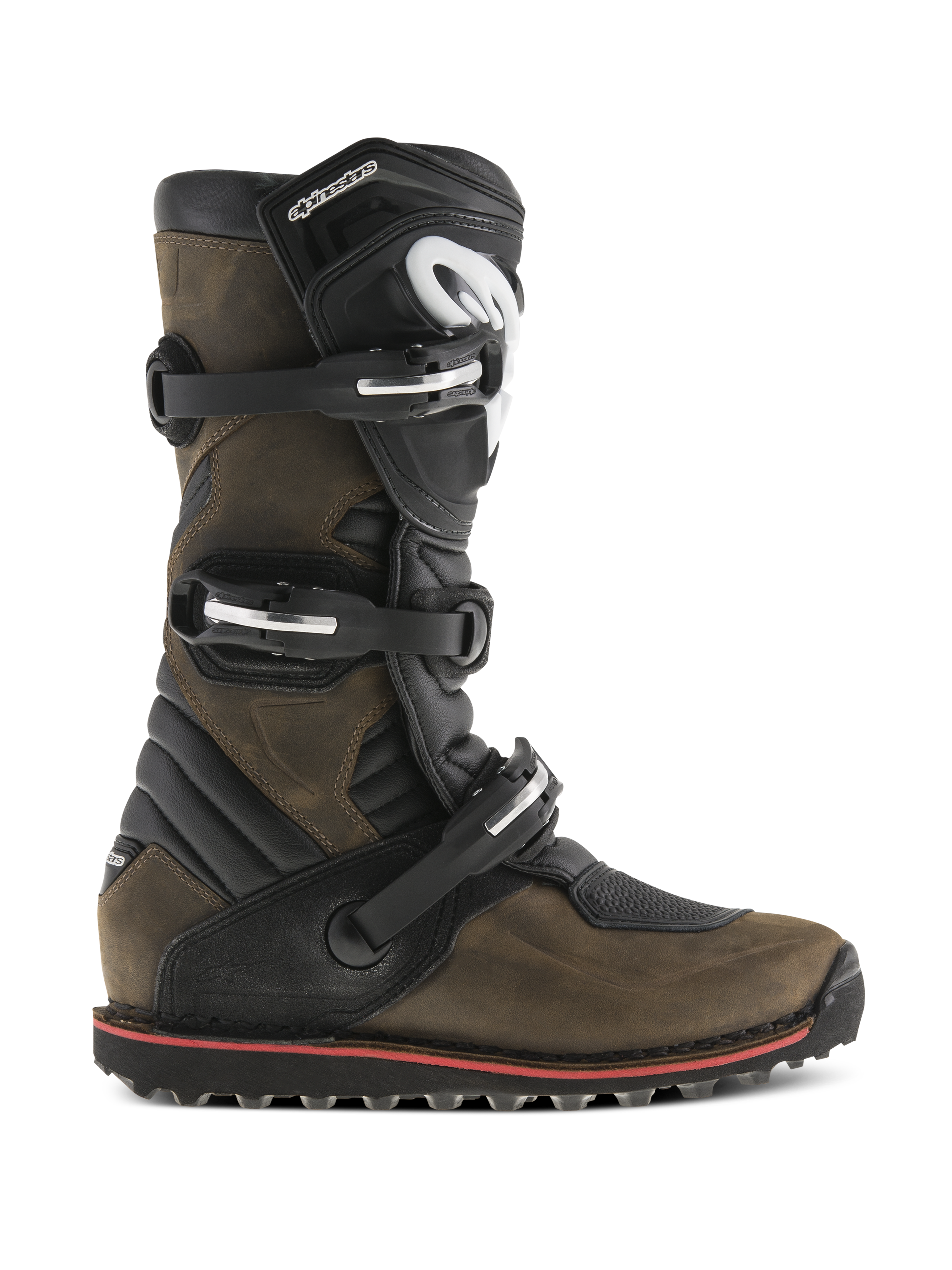 Alpinestars Tech-T Stiefel, Motorrad-Trial-Stiefel, Braun geölt und Schwarz, Seitenansicht mit Drei-Schnallen-Verschlusssystem, ergonomische Schienbeinplatte mit weißem Logo, robuste strukturierte Sohle mit rotem Akzentstreifen, entwickelt für Offroad-Trials