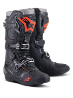 Alpinestars Tech 10 Stiefel, Motocross-Stiefel, Schwarz und fluoreszierendes Rot, mit Dreifach-Schnallen-Verschlusssystem, technischer TPU-Schale und markanten orangefarbenen Logos, professionelle Schutzschuhe für den Offroad-Rennsport.