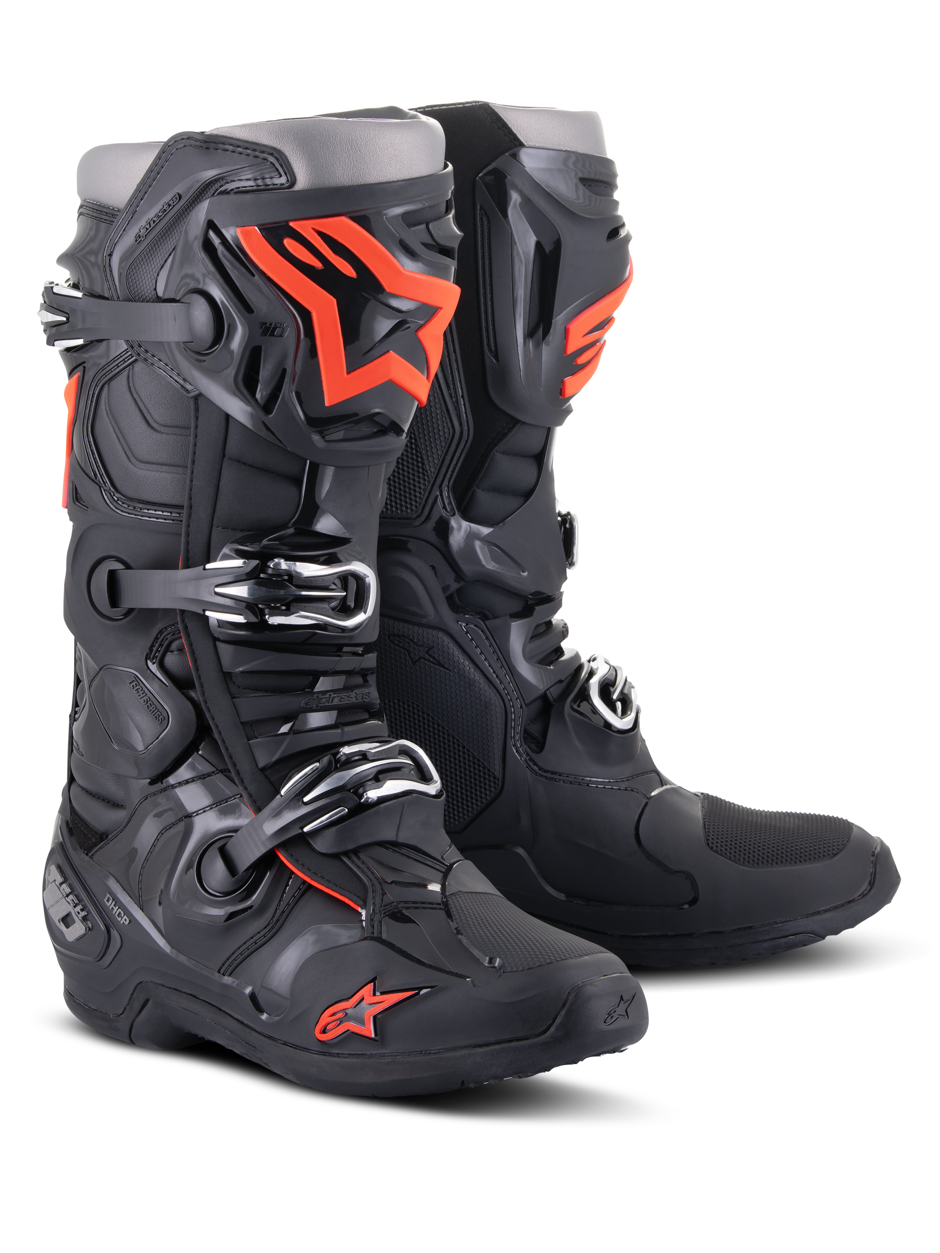 Alpinestars Tech 10 Stiefel, Motocross-Stiefel, Schwarz und fluoreszierendes Rot, mit Dreifach-Schnallen-Verschlusssystem, technischer TPU-Schale und markanten orangefarbenen Logos, professionelle Schutzschuhe für den Offroad-Rennsport.