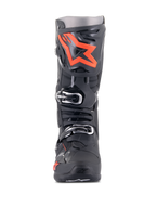 Alpinestars Tech 10 Stiefel, Motocross-Stiefel, Schwarz und Fluo-Rot, Vorderansicht, großes leuchtrotes Stern-Logo auf der Schienbeinplatte, silberne Schnallen, strapazierfähiges schwarzes TPU-Chassis.