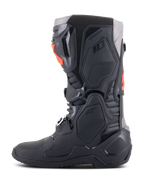 Alpinestars Tech 10 Stiefel, Motocross-Stiefel, Schwarz und Rot Fluo, Seitenansicht, mit einem Multi-Komponenten-Chassis mit schützenden TPU-Platten, Aluminium-Schnallen und einem stromlinienförmigen Design für den Offroad-Rennsport.