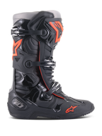 Alpinestars Tech 10 Stiefel, Motocross-Offroad-Rennstiefel, Schwarz und Rot Fluo, mit Drei-Schnallen-Verschlusssystem, konturierter TPU-Schutzschale, rotem Stern-Logo im Zehenbereich, Hochleistungskonstruktion für professionelles MX-Fahren