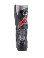 Alpinestars Tech 10 Stiefel, Motocross-Stiefel, Schwarz und Fluo-Rot, Rückansicht mit technischer TPU-Schale, dunkelgrauen Paneelen und einem markanten fluoreszierenden roten Stern-Logo an der Wade.