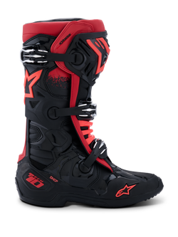 Alpinestars Tech 10 Stiefel, Motocross-Stiefel, Schwarz und Rot, Seitenprofil-Ansicht, drei silberne Aluminium-Schnallen, rotes Stern-Logo an der Seite und am Knöchel, DHCP-Technologie-Branding an der Ferse, verstärktes Schutz-Chassis für Offroad-Rennsport