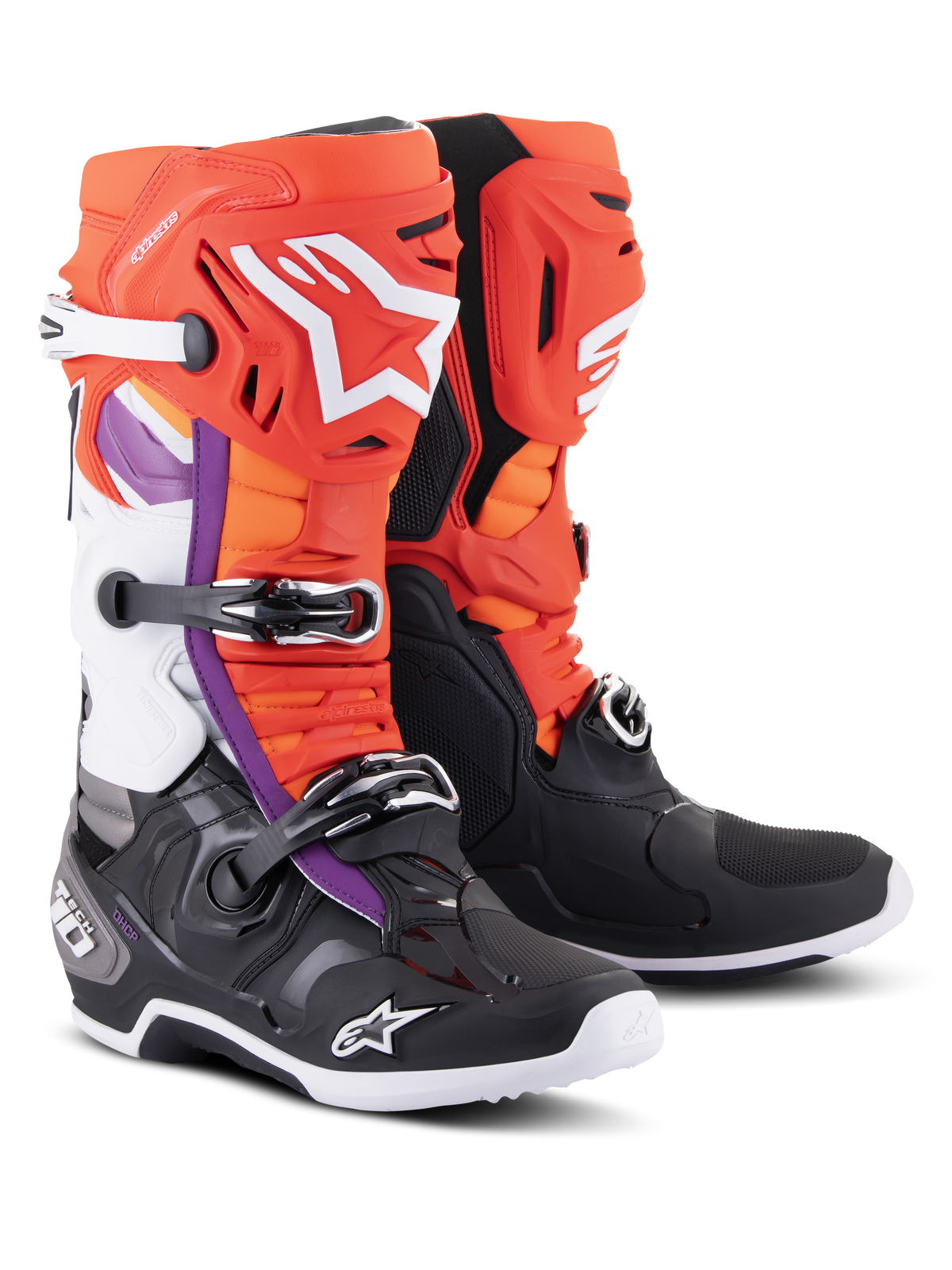 Alpinestars Tech 10 laarzen, motorcrosslaarzen, zwart en fluo oranje met rode en paarse accenten, voorzien van een drievoudig gespsluitingssysteem, witte Alpinestars-logo's op het scheenbeen en de neus, en een duurzame TPU-schaal voor off-road raceprestaties