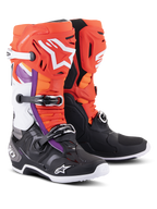 Alpinestars Tech 10 laarzen, motorcrosslaarzen, zwart en fluo oranje met rode en paarse accenten, voorzien van een drievoudig gespsluitingssysteem, witte Alpinestars-logo's op het scheenbeen en de neus, en een duurzame TPU-schaal voor off-road raceprestaties