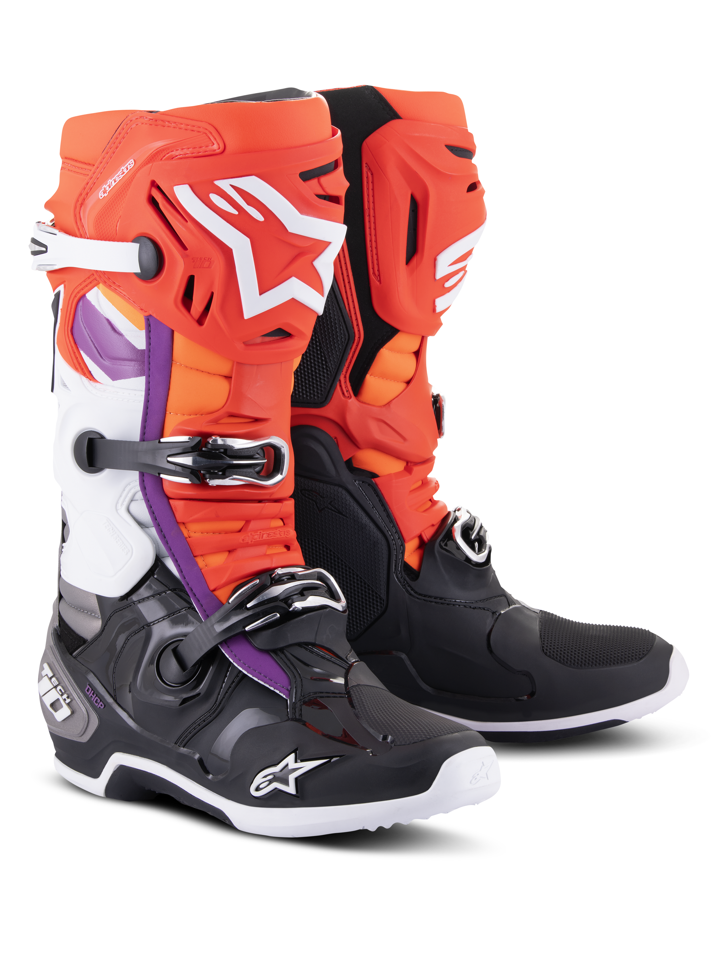 Alpinestars Tech 10 laarzen, motorcrosslaarzen, zwart en fluo oranje met rode en paarse accenten, voorzien van een drievoudig gespsluitingssysteem, witte Alpinestars-logo's op het scheenbeen en de neus, en een duurzame TPU-schaal voor off-road raceprestaties
