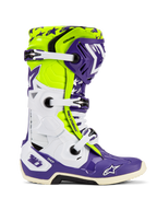 Alpinestars Tech 10 Dirt Studios® LE Stiefel, Motocross-Stiefel, Lila, Weiß und Gelb Fluo, Seitenansicht mit weißen verstellbaren Schnallen, Sternmuster-Grafiken, schützenden TPU-Komponenten und robuster Sohle für Offroad-Performance
