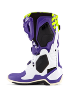Alpinestars Tech 10 Dirt Studios® LE Stiefel, Motocross-Stiefel, Weiß, Lila und Gelb Fluo, Seitenansicht mit weiß-lila TPU-Chassis, oberer Bereich in Gelb Fluo mit Sterngrafiken, schwarze Wabenstruktur-Paneele und professionelles Offroad-Renndesign.