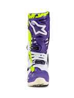 Alpinestars Tech 10 Dirt Studios® LE Stiefel, Motocross-Stiefel, Lila, Weiß und Gelb Fluo, Vorderansicht mit einem großen weißen Logo auf einer lila Schienbeinplatte, Mehrfach-Schnallenverschlusssystem und strapazierfähige Schutzschale für Offroad-Rennsport
