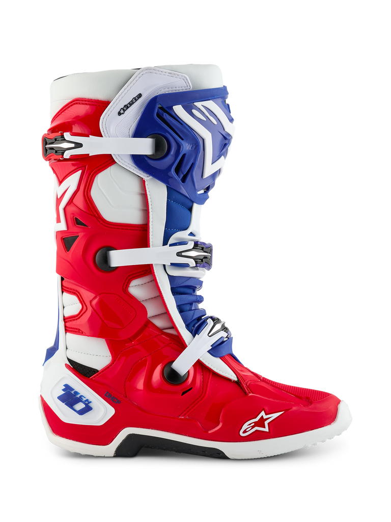 Alpinestars Limited Edition Fortitude Tech 10 laars, motorcrosslaars, felrood, wit en blauw patriottisch ontwerp, zijaanzicht met drievoudige gespsluiting, beschermende TPU-schaal en Alpinestars-logo op de neus, hoogwaardig off-road schoeisel