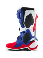 Alpinestars Limited Edition Fortitude Tech 10 Stiefel, Motocross-Stiefel, leuchtendes Rot, Weiß und Blau, seitliche Profilansicht mit mehrteiligem TPU-Chassis, schwarzen schützenden Wabeneinsätzen und Alpinestars-Logo, professionelles Schuhwerk für den Offroad-Rennsport