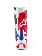 Alpinestars Limited Edition Fortitude Tech 10 Stiefel, Rückansicht, patriotische Farbgebung in Rot, Weiß und Blau, auffälliges rotes Obermaterial mit weißem Stern-Logo und blauem Fersenschutz, professionelles Motocross-Performance-Schuhwerk