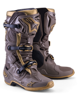 Alpinestars Tech 10 Air Gold Motocross-Stiefel in Earth Brown und Gold mit leichter TPU-Schale und Drei-Schnallen-Verschluss.