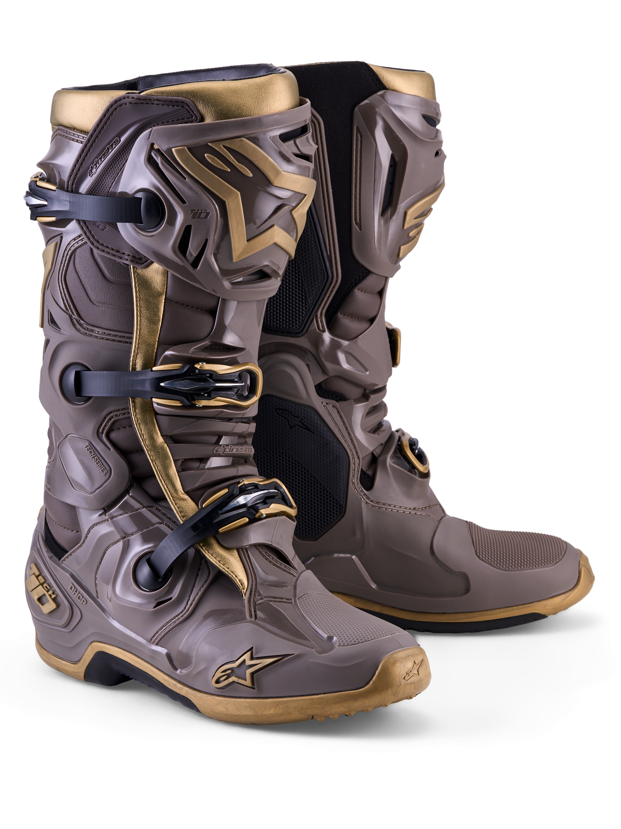 Alpinestars Tech 10 Air Gold Motocross-Stiefel in Earth Brown und Gold mit leichter TPU-Schale und Drei-Schnallen-Verschluss.