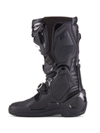 Alpinestars Tech 10 Enduro Stiefel, Ganz in Schwarz, Seitenansicht eines Hochleistungs-Motocross-Stiefels, mit langlebigen TPU-Schutzpaneelen, Dreifach-Schnallenverschluss-System und fortschrittlicher Flex-Kontrolle für den Offroad-Rennsport