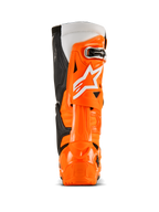 Alpinestars Tech 10 Enduro Stiefel, Rückansicht, Orange Fluo Schwarz Weiß, leuchtend orangefarbene TPU-Schutzschale, weißes Alpinestars-Logo, schwarze Seitenpanele und spezieller Fersenschutz für Offroad-Fahrten