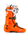 Alpinestars Tech 10 Enduro Stiefel, Motocross-Geländestiefel, Orange Fluo mit schwarzen und weißen Akzenten, Seitenansicht mit dreifachem Schnallenverschlusssystem, robuste schwarze Sohle, schützende TPU-Konstruktion für den Enduro-Einsatz