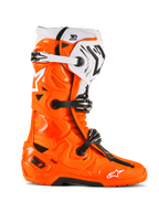 Alpinestars Tech 10 Enduro Stiefel, Motocross-Geländestiefel, Orange Fluo mit schwarzen und weißen Akzenten, Seitenansicht mit dreifachem Schnallenverschlusssystem, robuste schwarze Sohle, schützende TPU-Konstruktion für den Enduro-Einsatz