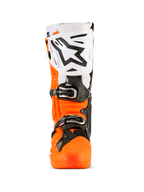 Alpinestars Tech 10 Enduro Stiefel, Motocross-Stiefel, Fluorange, Schwarz und Weiß, Vorderansicht mit großer weißer Schienbeinplatte mit schwarzem Alpinestars-Logo, schwarzen Schnallen und robuster orangefarbener Schutzschale.