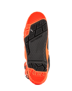 Alpinestars Tech 10 Enduro-Stiefel, Detailansicht der Sohle, Orange Fluo und Schwarz, spezielles Dual-Compound-Profil mit griffigen geometrischen Mustern und austauschbarem Fußrasteneinsatz für Offroad-Performance.